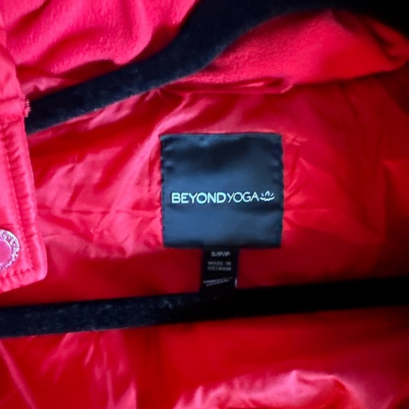 Big Cozy Beyond Yoga Puffer jacket - Worn once! - Picture 2 of 3